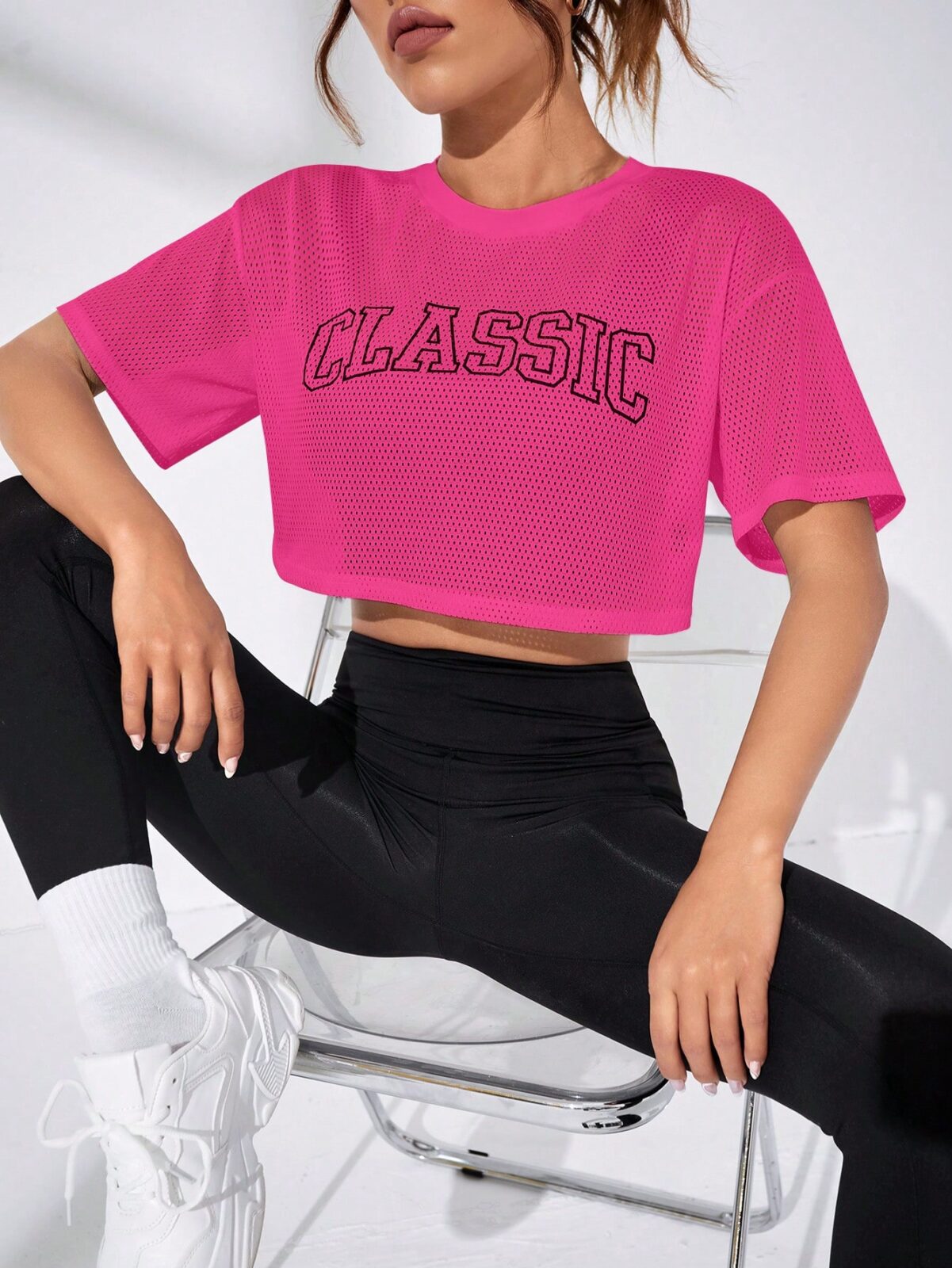 SHEIN_DailyCasual_Camiseta_deportiva_crop_con_estampado_de_letra_de_hombros_cados__Moda_de_Mujer__SHEIN_Mxico_main_0.jpg