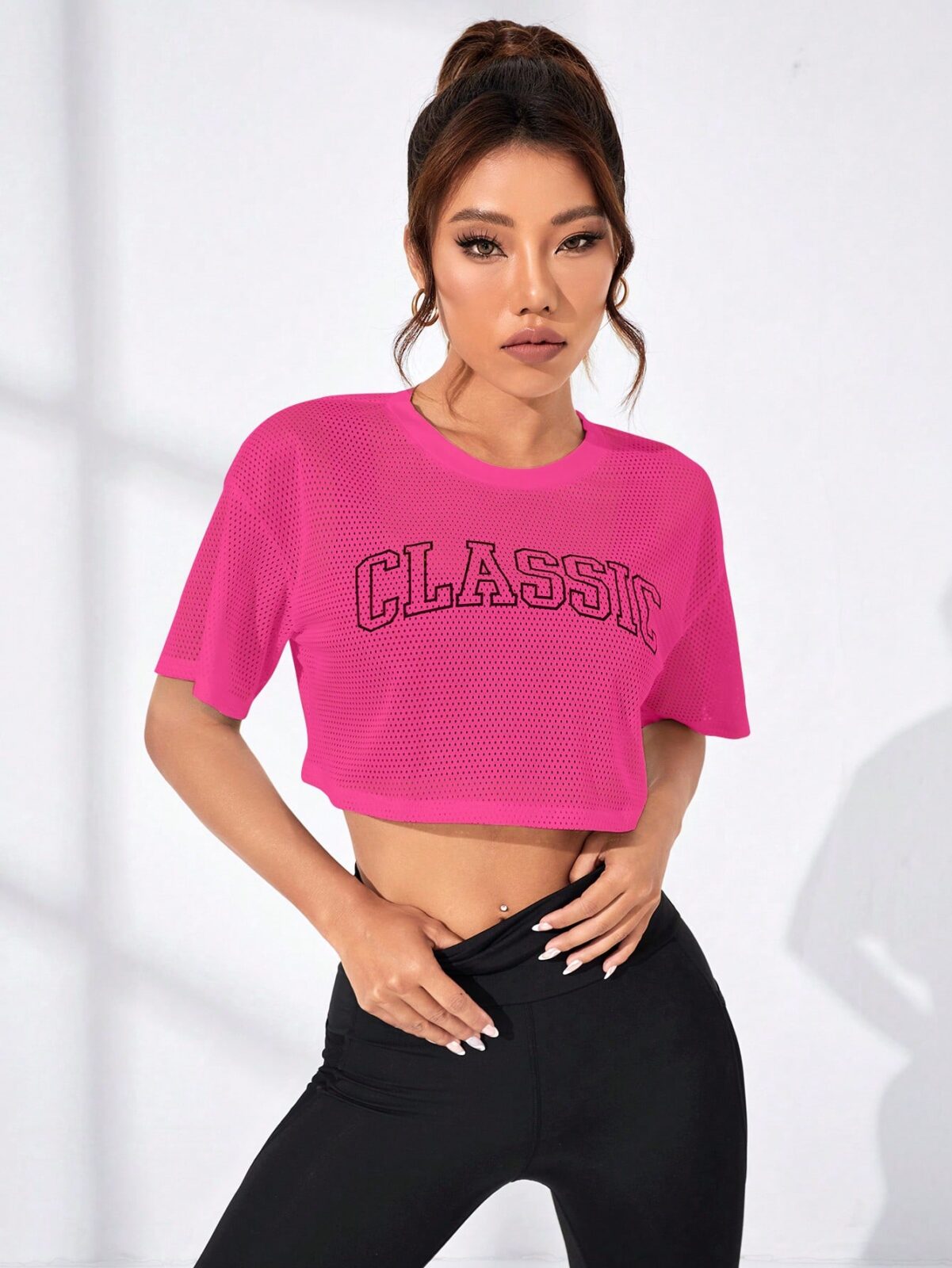 SHEIN_DailyCasual_Camiseta_deportiva_crop_con_estampado_de_letra_de_hombros_cados__Moda_de_Mujer__SHEIN_Mxico_main_3.jpg